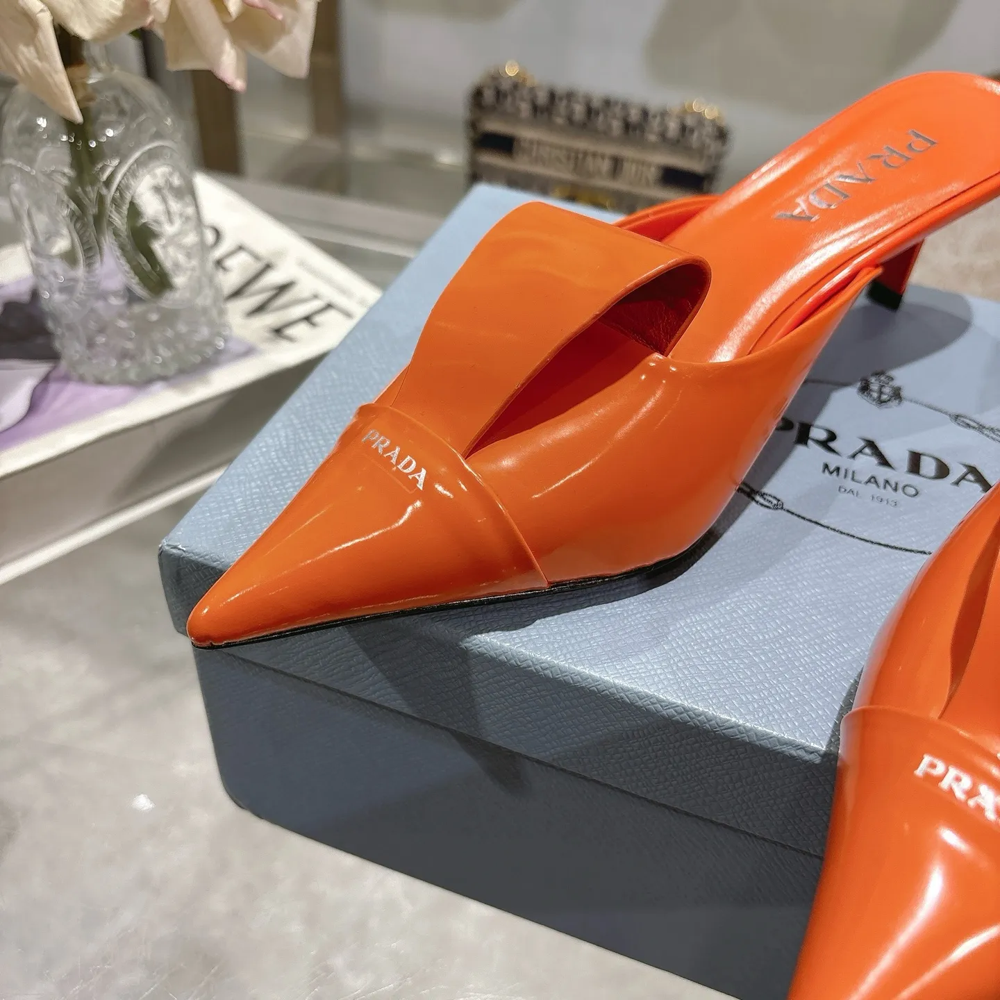 👟👟Ex-factory price 540👟👟 High version ex-factory PRADA* Prada 25ss spring and summer new Mary Jane pointed-toe high-heeled shoes fashion shoes. Purchased from the original version and developed 1:1, perfect details, comfortable on the feet, can be matched with beautiful spring and summer clothes, exquisite and durable 🤩 ✔Upper: original open-edge beaded cowhide ✔Inner: sheepskin ✔Outsole: Italian genuine leather outsole ✔Heel height: 5.5cm, 7.5cm ✔Number of yards: 35-40 (41 customized, non-refundable) ✔Packaging: Original full set of packaging